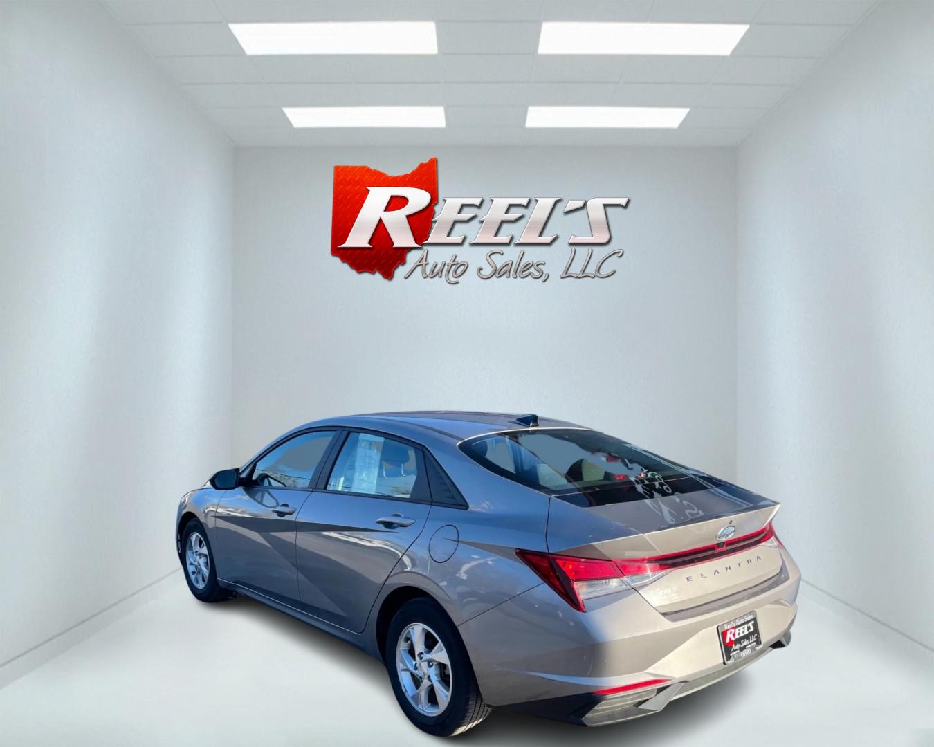 2021 Gray /Black Hyundai Elantra SE (KMHLL4AGXMU) with an 2.0L I4 DOHC 16V engine, Automatic transmission, located at 11115 Chardon Rd. , Chardon, OH, 44024, (440) 214-9705, 41.580246, -81.241943 - Photo#6